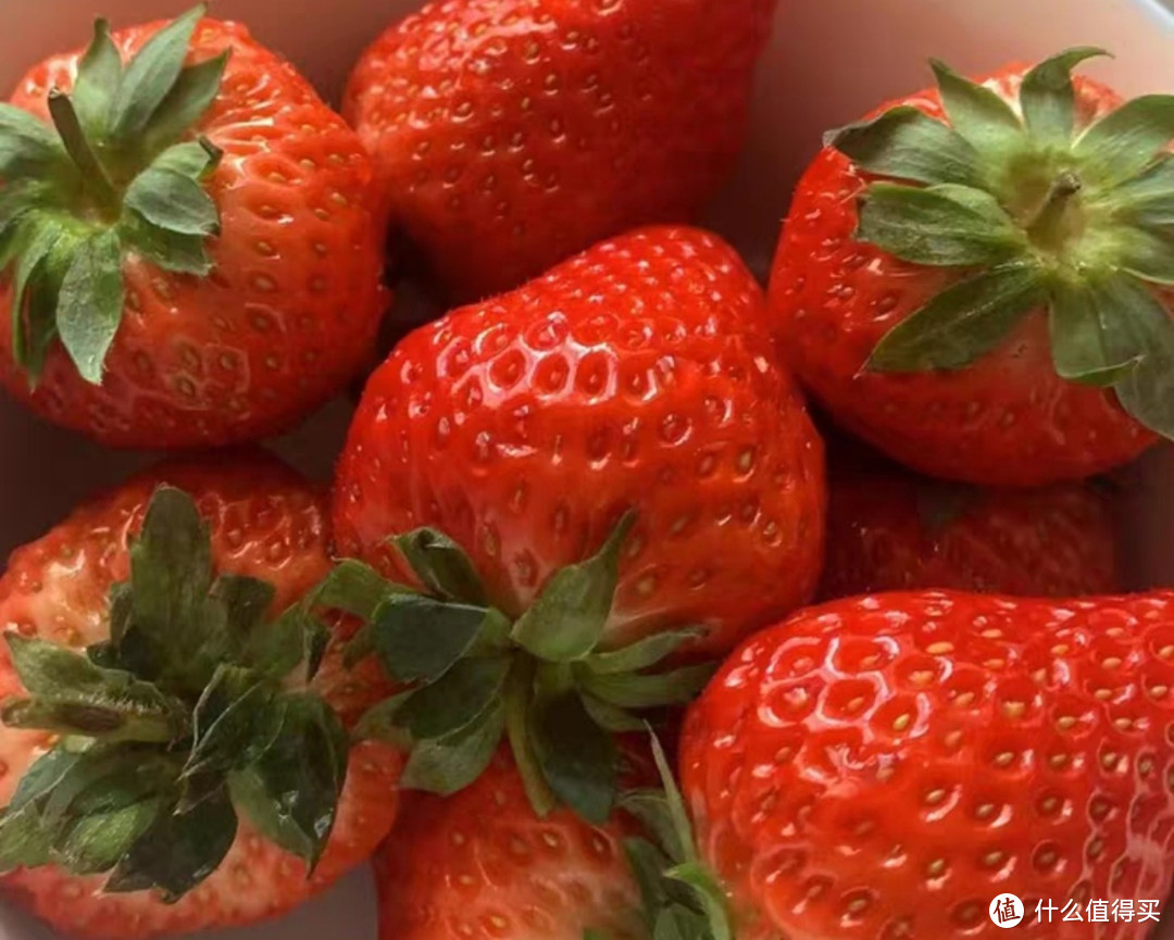 挑草莓，该选“大的”还是“小的”？学会4招，轻松挑到甜草莓