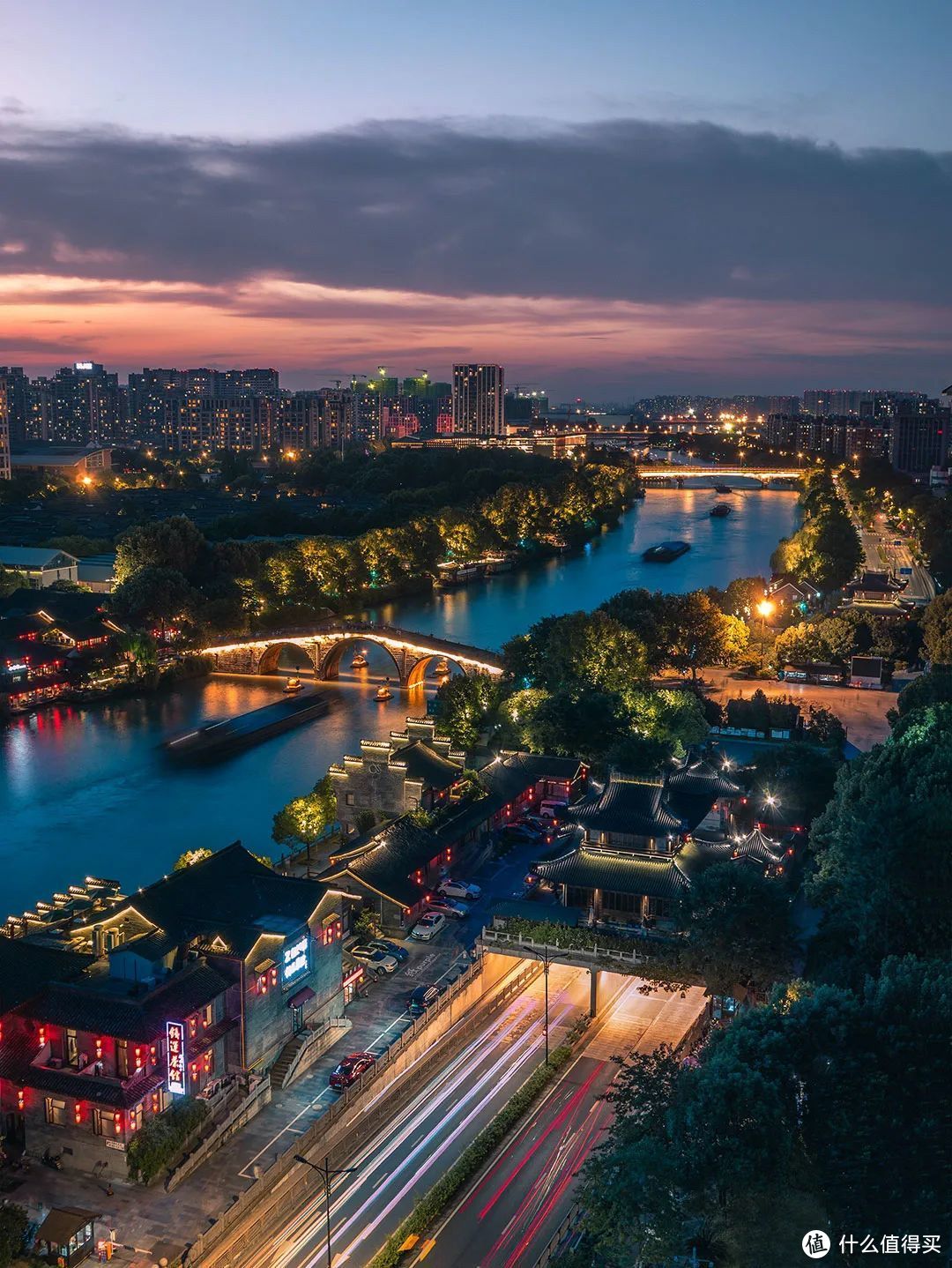 拱宸桥是京杭大运河南端的终点标志，中国京杭大运河博物馆坐落于此。在夜色与流水的装点下，沿岸的古今建筑融为一体。©图虫创意