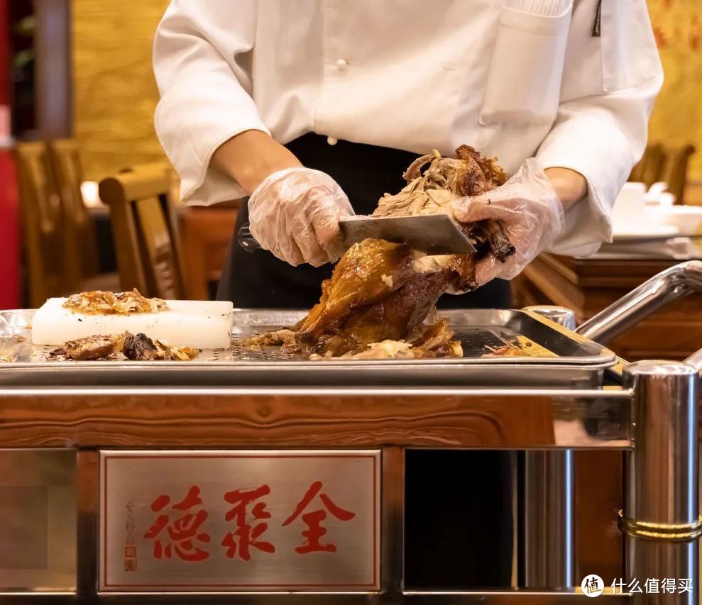 全聚德烤鸭与南京烤鸭有着不解之缘。©图虫创意