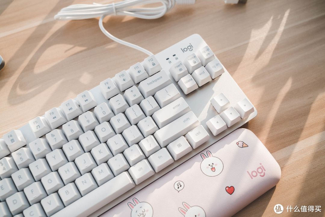 罗技K835机械有线游戏办公键盘，是小女生喜欢的产品