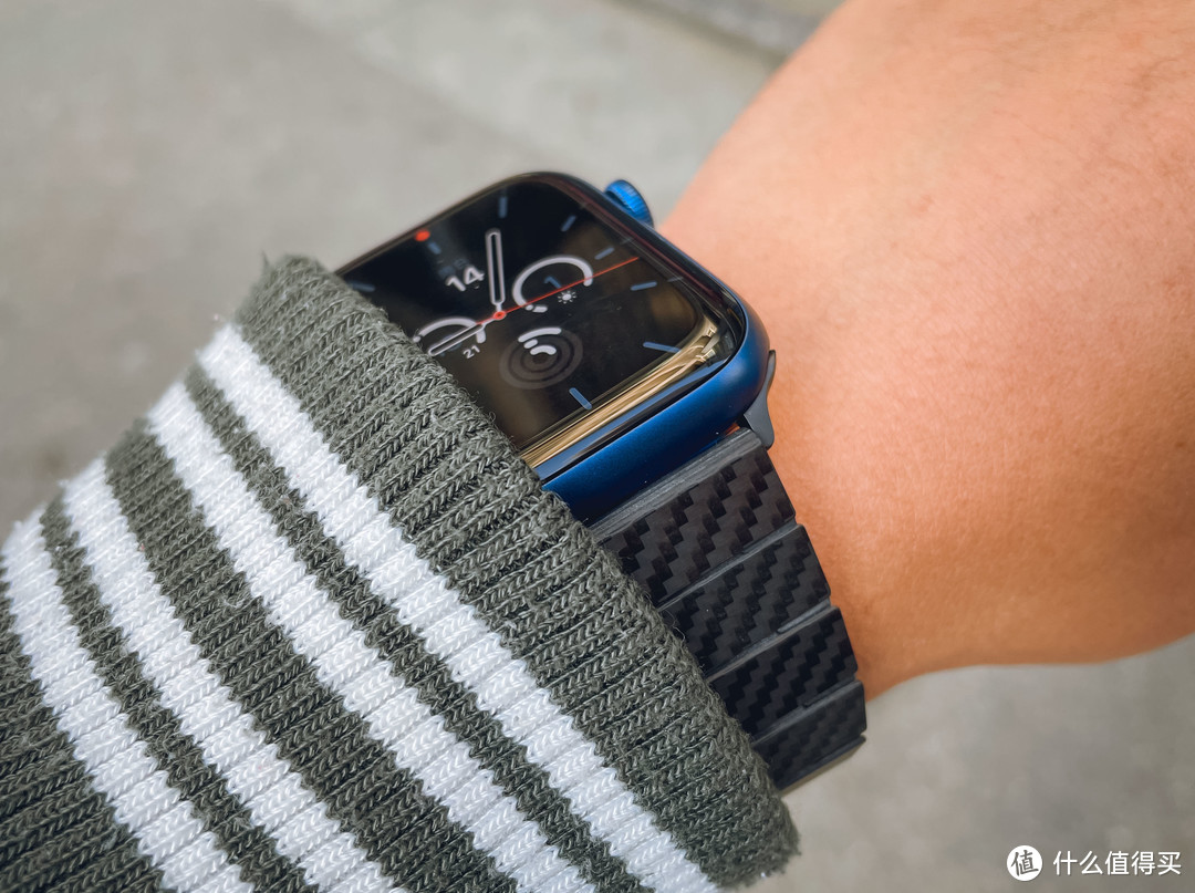 拯救 Apple Watch S7 的颜值，PITAKA 苹果手表碳纤维表带参上