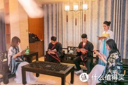 《扬名立万》：一部满是笑声的悲剧和那7个失意的人