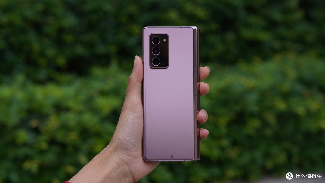 galaxy z fold2是三星推出的第三代折叠屏旗舰机型,fold2不但汲取前两