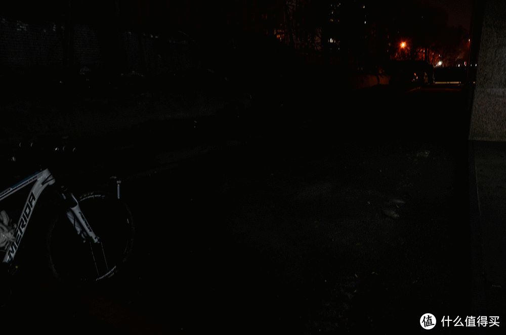 明亮不刺眼，夜骑更安全：迈极炫ZX100车灯