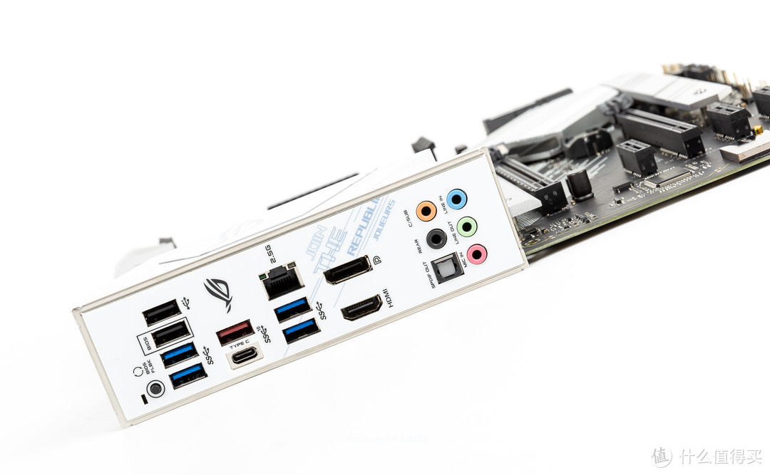 白色的I/O一体化挡板，BIOS FLASHBACK按钮及常规数量的USB、TYPE-C、集显DP及HDMI接口、音频接口