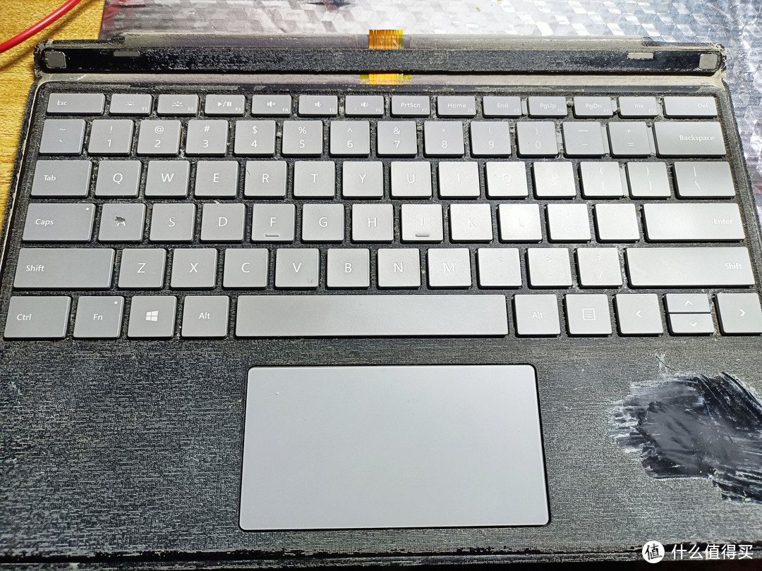 撕开表皮的Surface Pro 5键盘