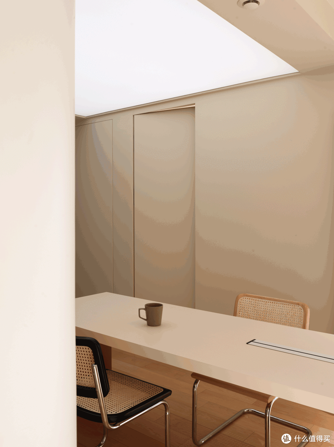 在客餐厅看，卧室门均为隐形门。这样线条简洁，空间感更完整。