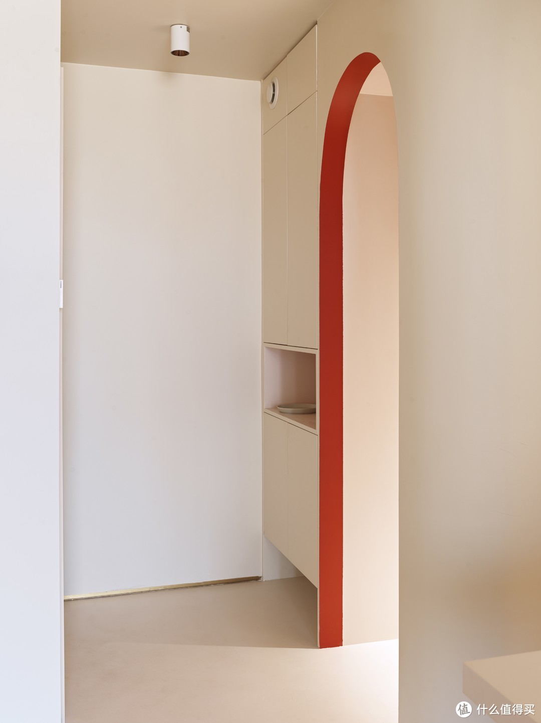 新的玄关设置四段式玄关柜（这名字我们起的），拱门可直接进入卫生间的洗漱区域。