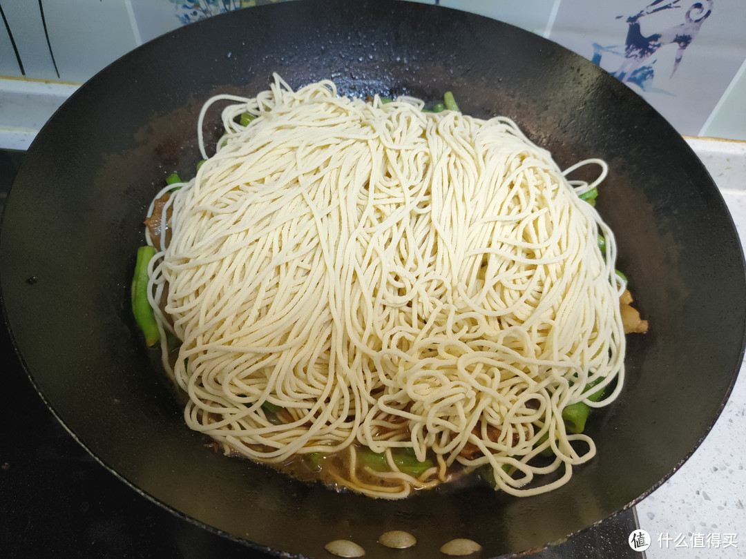 老一辈的豆角焖面做法，掌握几个诀窍，面条劲道不粘连，喷香入味