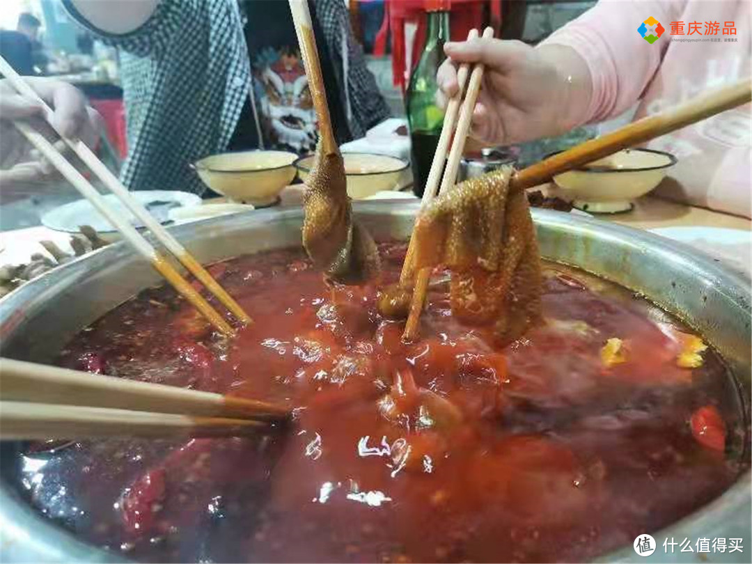 重庆巷子里的老火锅，特色菜是石磨河水豆花，原汤油碟令人怀念