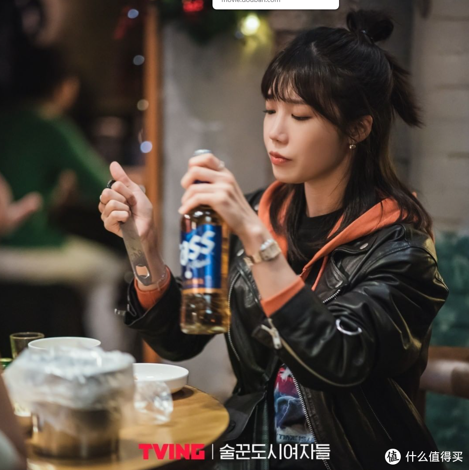 一开始我想酒鬼的故事有什么好看，后面发现她们喝的不是酒，是心里说不出的话， 酒是甜的生活是苦的