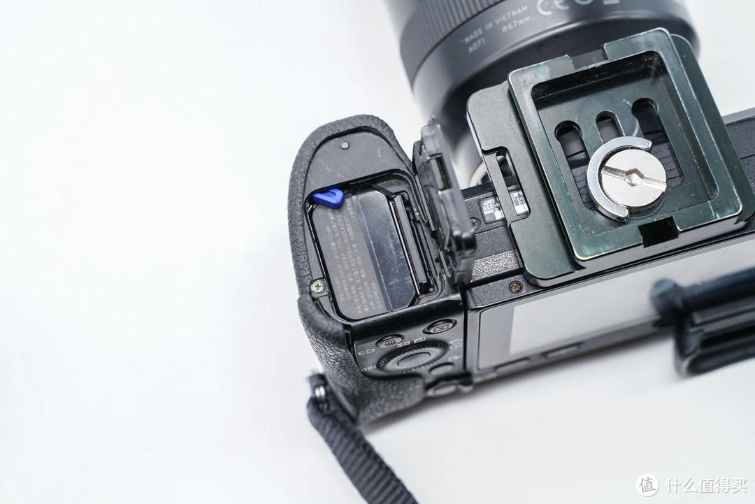 即插即用，告别相机充电烦人问题，Sony 相机外接电池评测