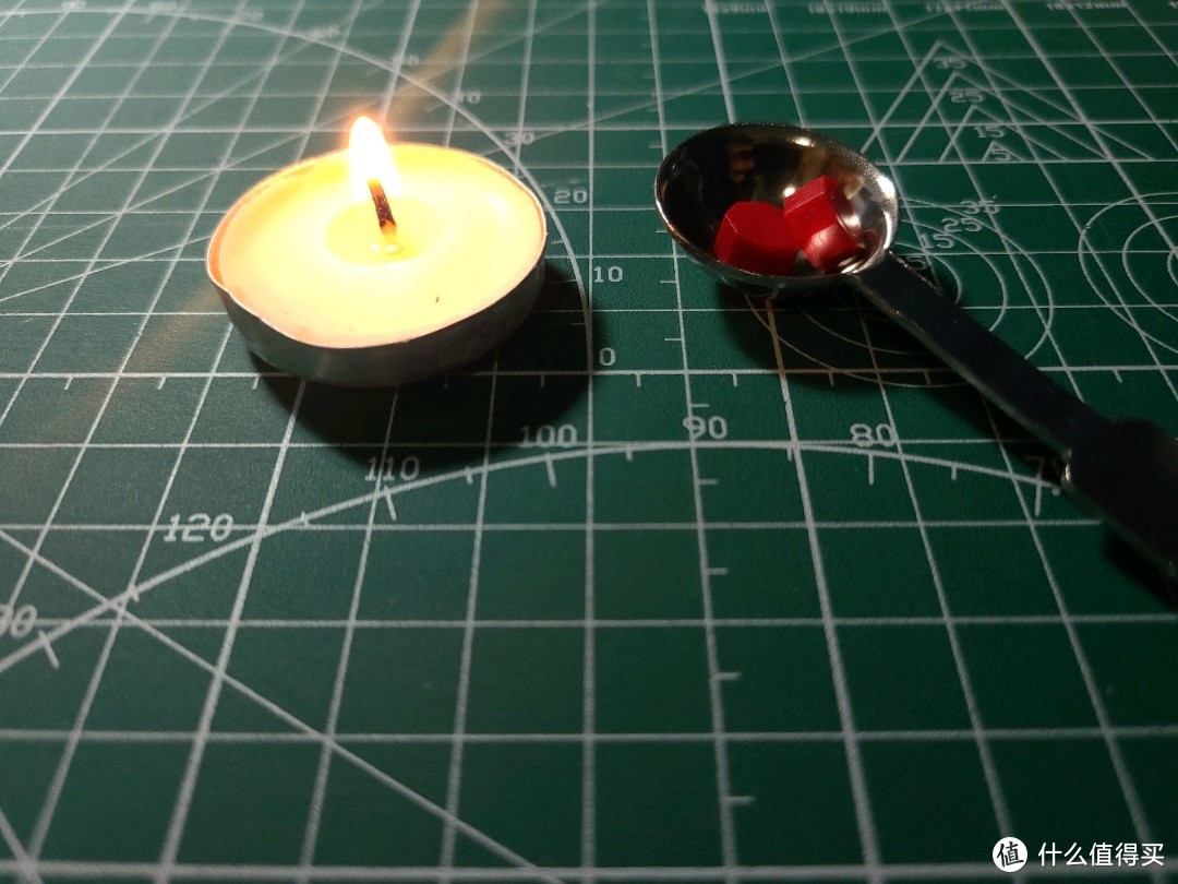 在家有做香薰，很多这种小蜡烛，点了一个，准备拿两个火漆熔了试试。