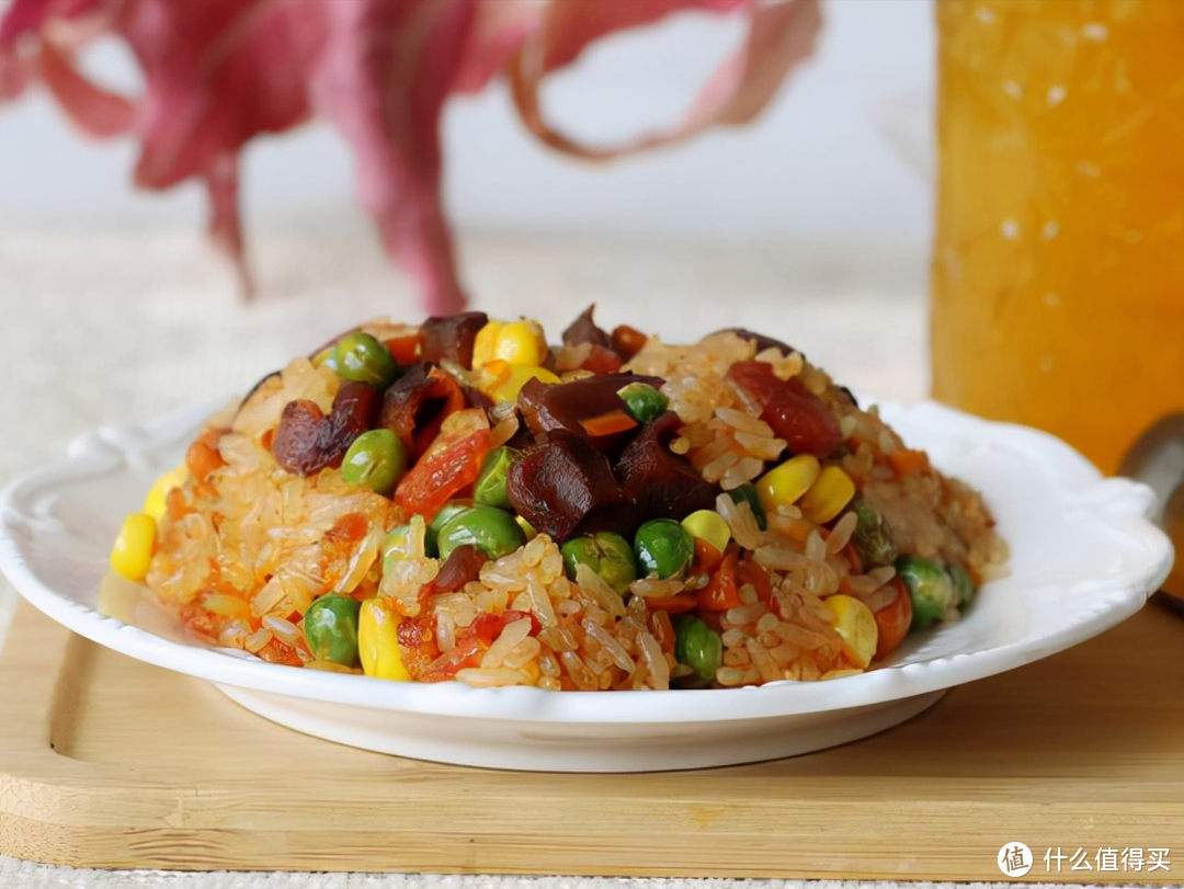 剩饭别总做蛋炒饭，试试这样做，有肉有菜香味扑鼻，孩子能吃3碗饭