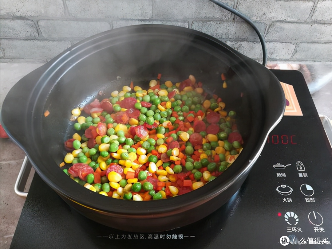 剩饭别总做蛋炒饭，试试这样做，有肉有菜香味扑鼻，孩子能吃3碗饭