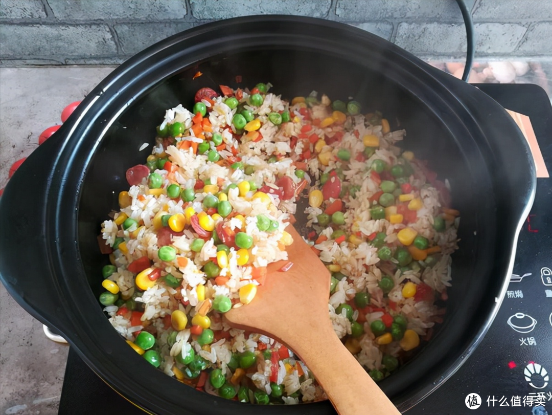 剩饭别总做蛋炒饭，试试这样做，有肉有菜香味扑鼻，孩子能吃3碗饭