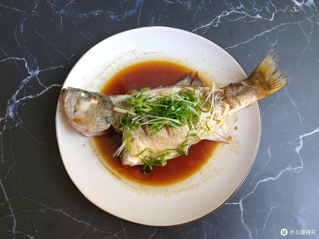 清蒸鱼味道鲜美,肉质软嫩,适合大多数人食用,但想要