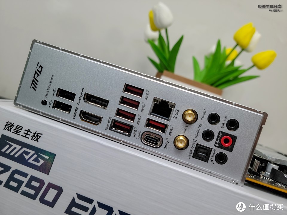 一体I/O 挡板配置 也一点不马虎，提供最新的DP 1.4和HMDI 2.1 接口各1个，2.5G网卡、WiFI6 （160MHz）无线网卡也一应俱全，还提供2个USB 2.0接口，4个USB 3.2 Gen 2 10Gbps Type-A接口，1个USB3.2 Gen2x2 20Gbps Type-C接口。