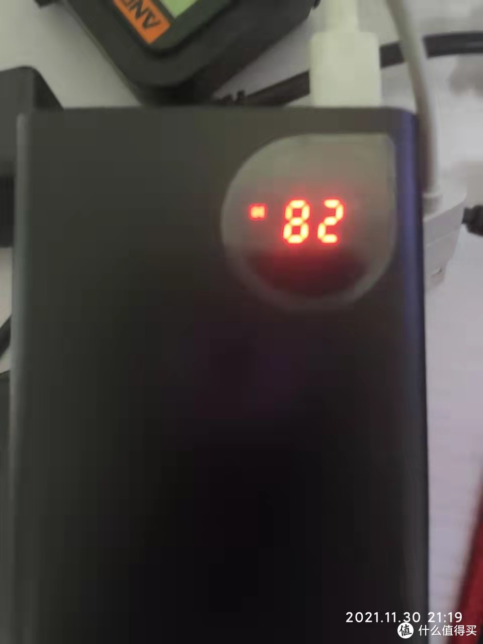 PD22W数显充电宝（京东自营倍思 62元），亮点是带电压电流显示