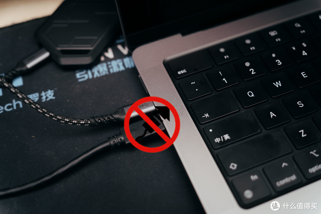 AOC 显示器一线通无法给 M1 Pro/Max MacBook Pro 充电的解决办法