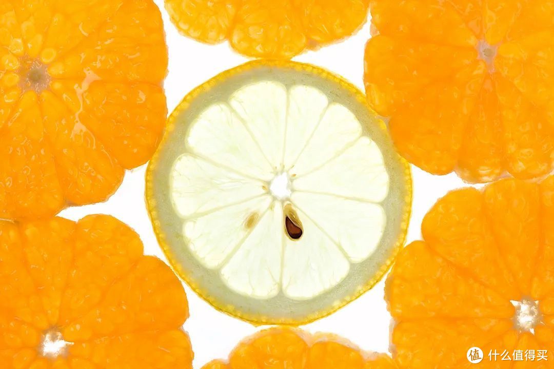 柑橘的果皮分为3层。外果皮致密，富含油脂；中果皮最内层是网状结构，通常被称为橘络；内果皮分隔成不同的小单元，被称为瓢囊。可食用部分就是瓢囊里面的汁胞。©图虫创意