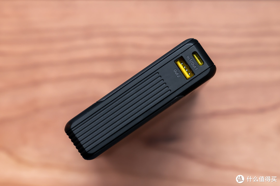 Aohi 100W 移动电源：单口 100W + 30000mAh，这才是理想的移动充电站