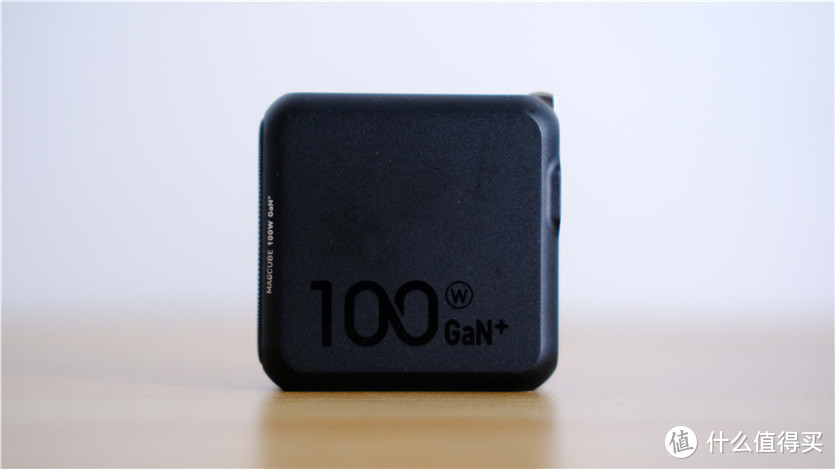 给背包“减负”：Aohi Magcube 100W氮化镓充电器一个顶俩！