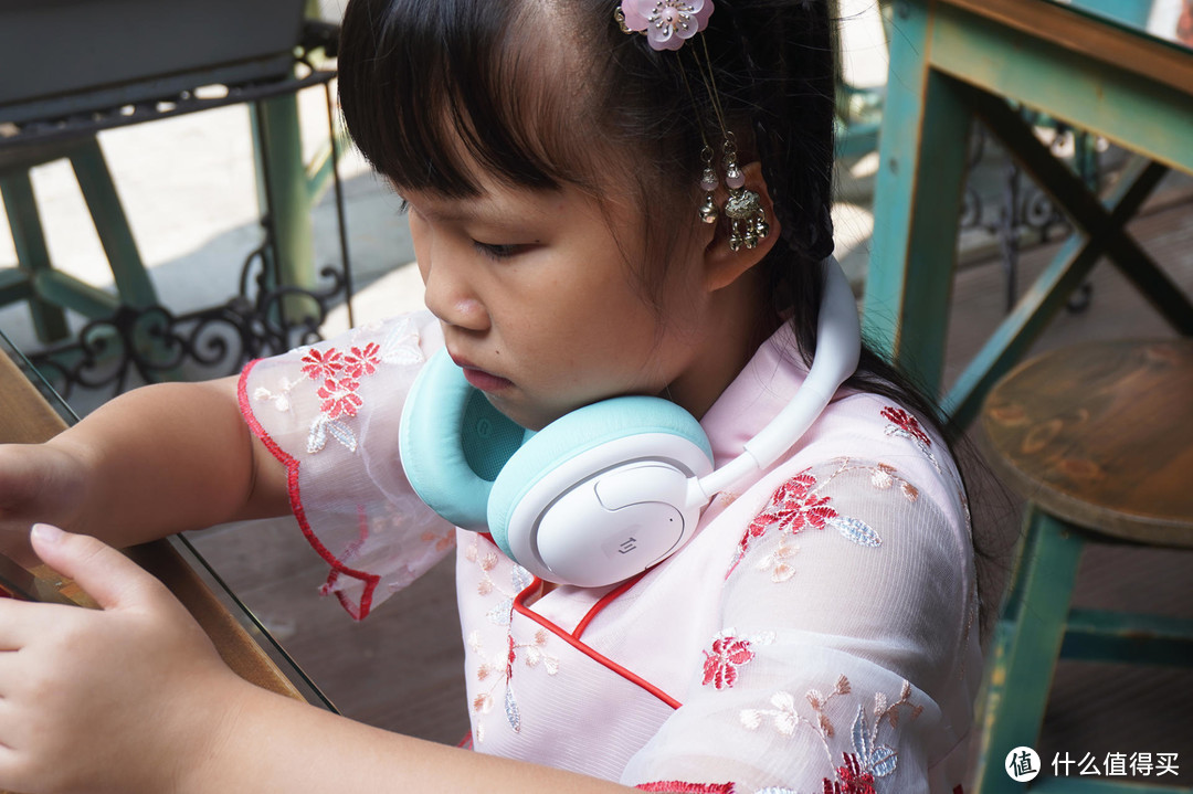 专为儿童学习设计，碳氧头戴式儿童学习耳机体验