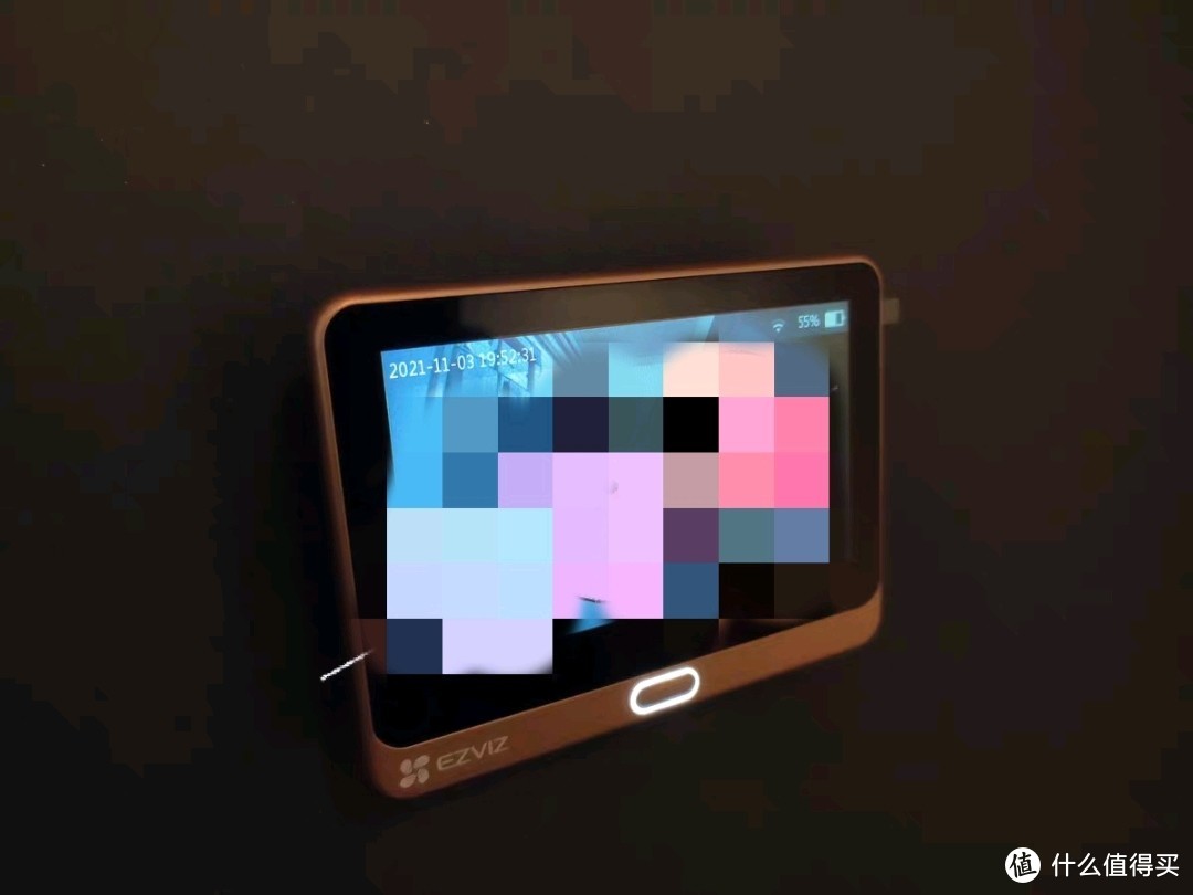 萤石智能电子门钤，手机上随时可以监控，看得到门口实时情况。
