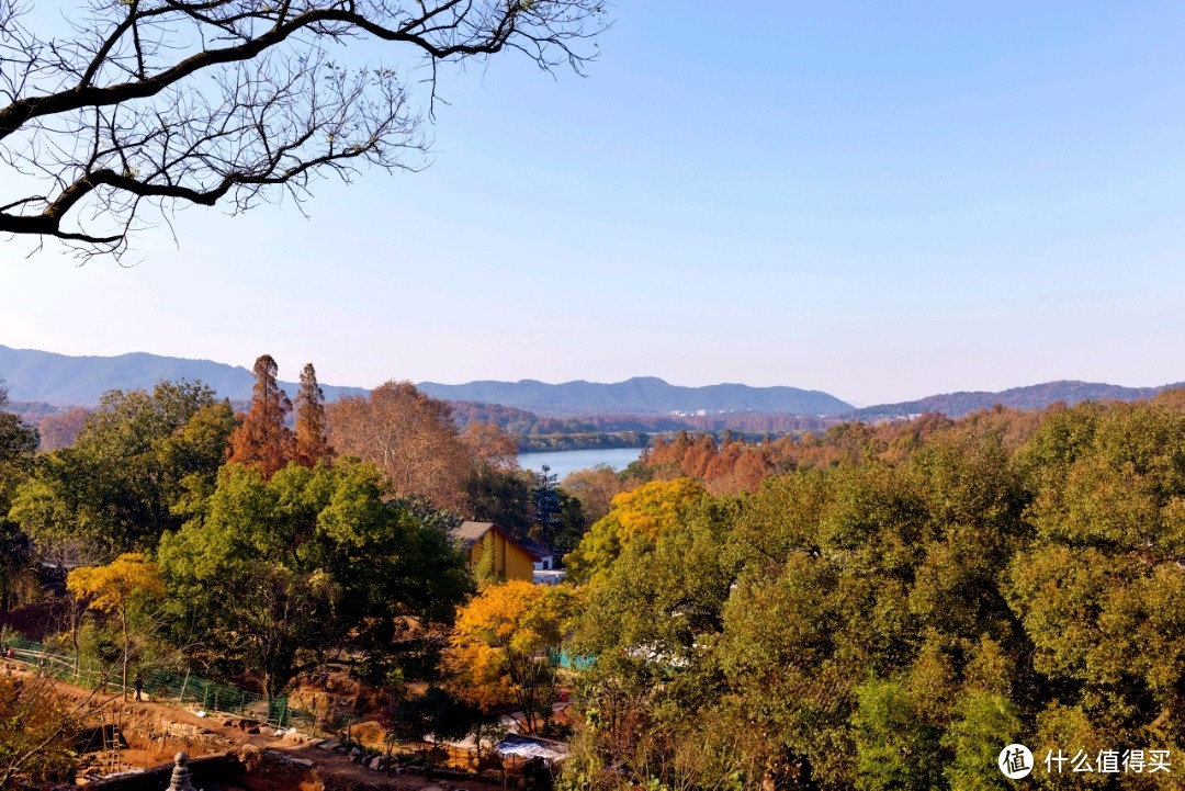 首先到净寺的山头上看看秋天的景色。