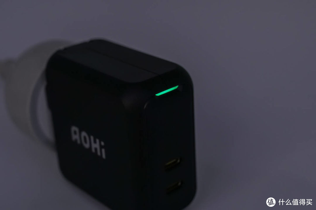 双USB-C输出 AOHi 100W氮化镓充电器评测