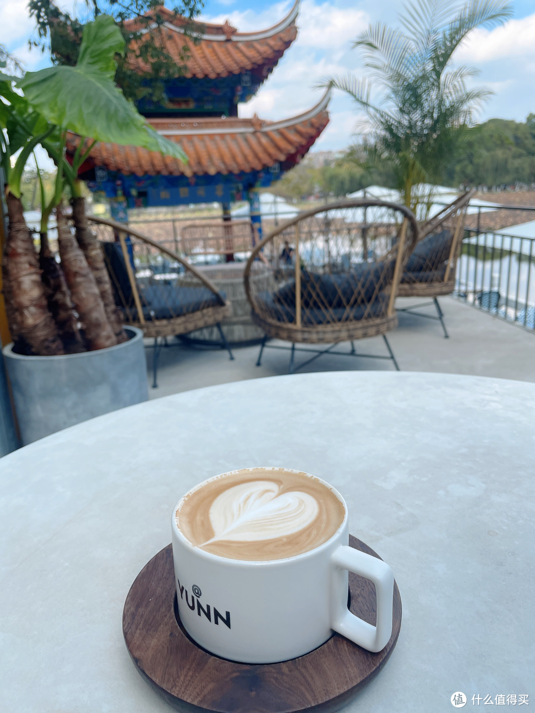 这家咖啡厅室外可以看翠湖，环境非常好，咖啡相对一般，豆子调配有待提升。