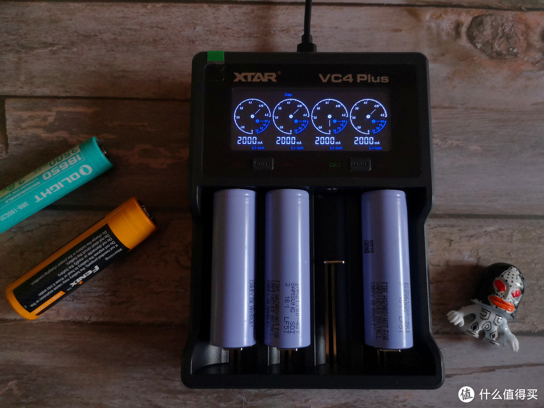 充电，从未如此简单--XTAR VC4 PLUS四槽智能充电器