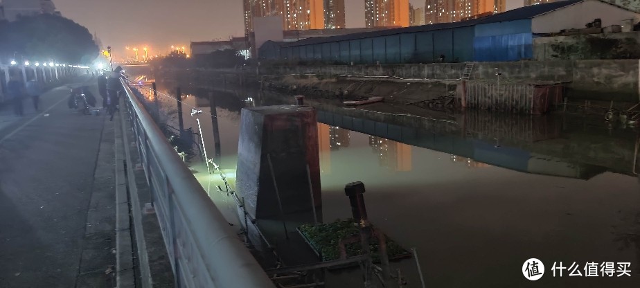 上海黄浦江小河边河道夜钓经验/夜钓灯强光钓鱼灯三脚支架台钓灯手电筒