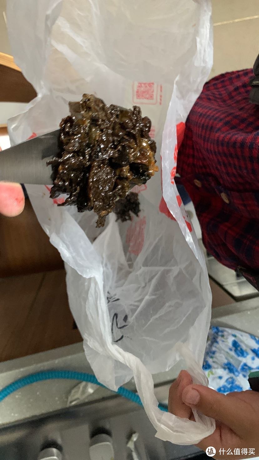 就这一坨坨的油垢，铲出来得有半斤多