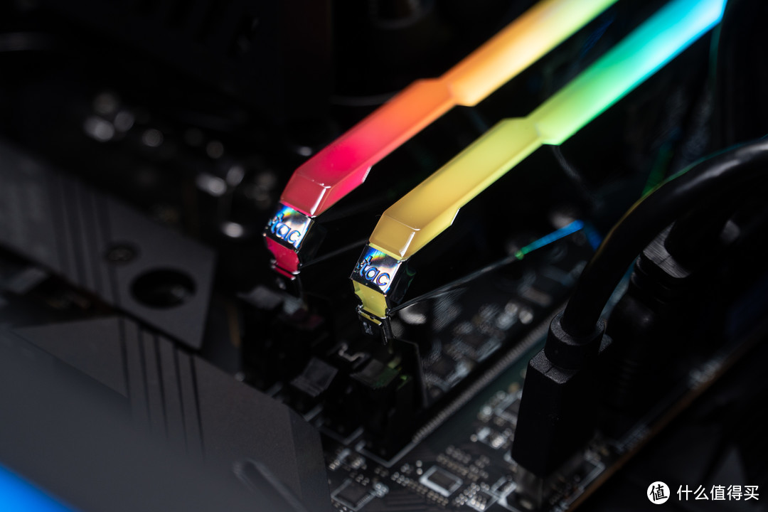 刮目相看！朗科 绝影 RGB DDR5 内存 开箱简测