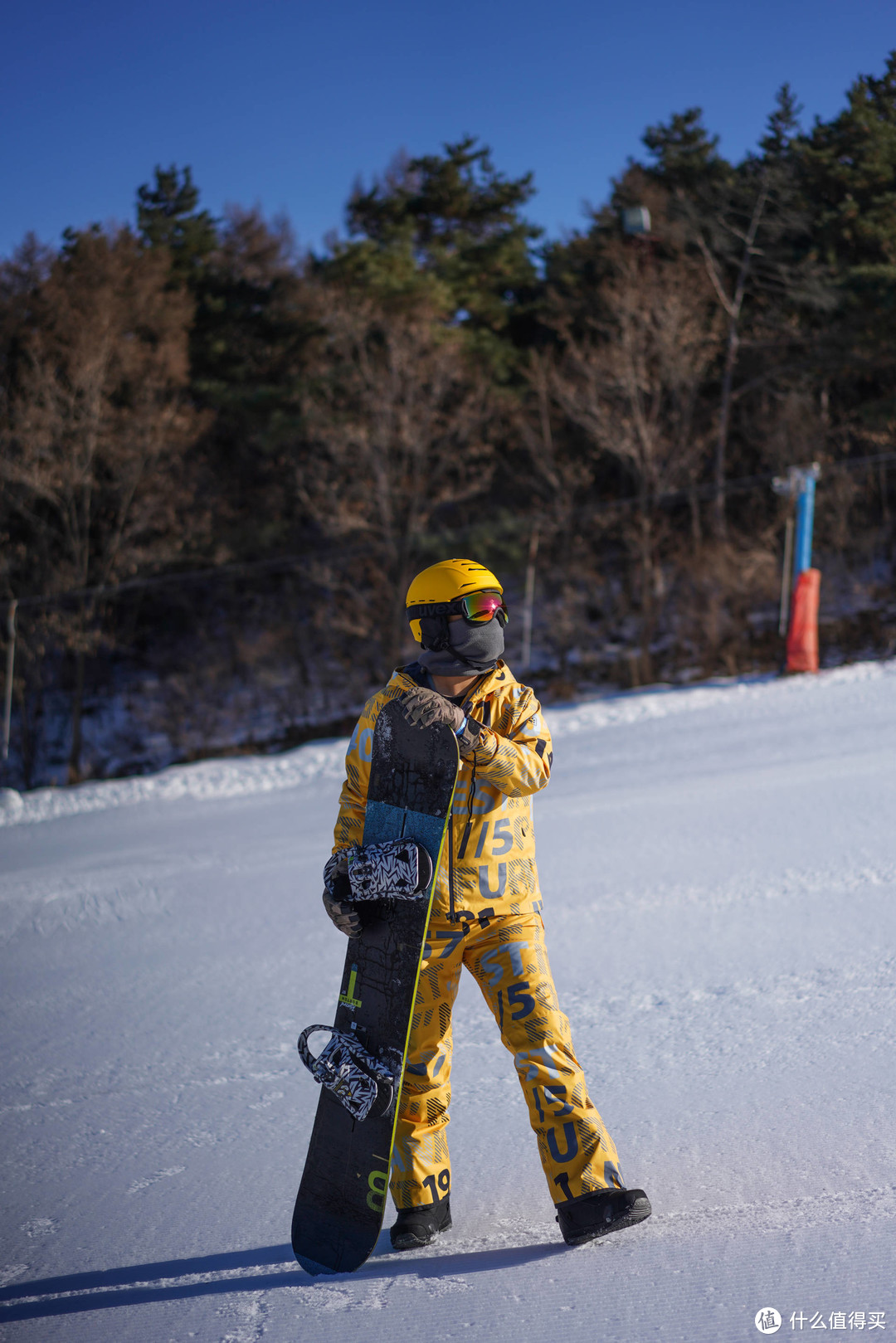 冬日雪场里的一抹亮色--狼爪40周年冠军联名款滑雪服