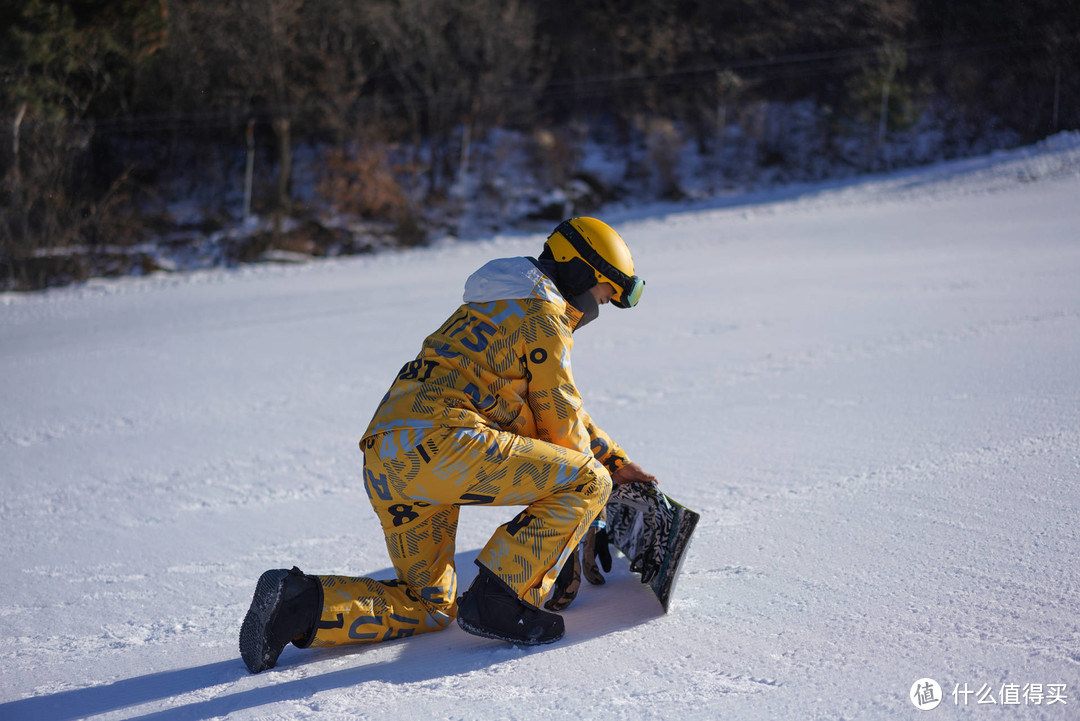 冬日雪场里的一抹亮色--狼爪40周年冠军联名款滑雪服