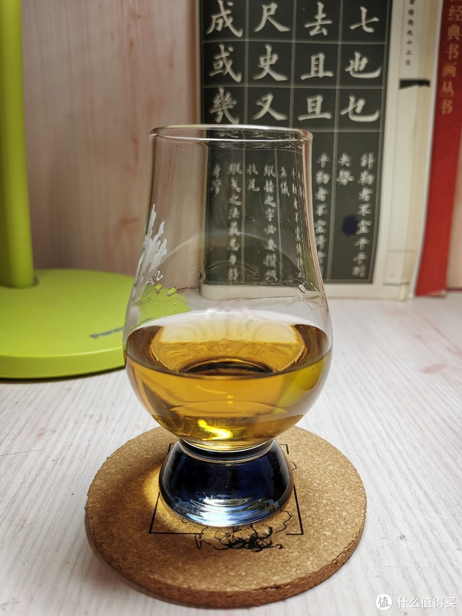 酒瓶中是亮金色，倒入杯中成暗金色