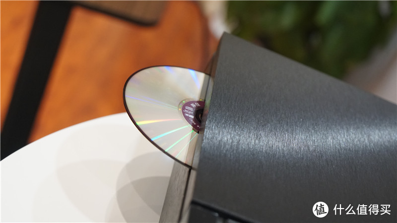 Uniti Star采用了吸入式CD光驱设计，弹出光盘可通过APP或遥控器操作