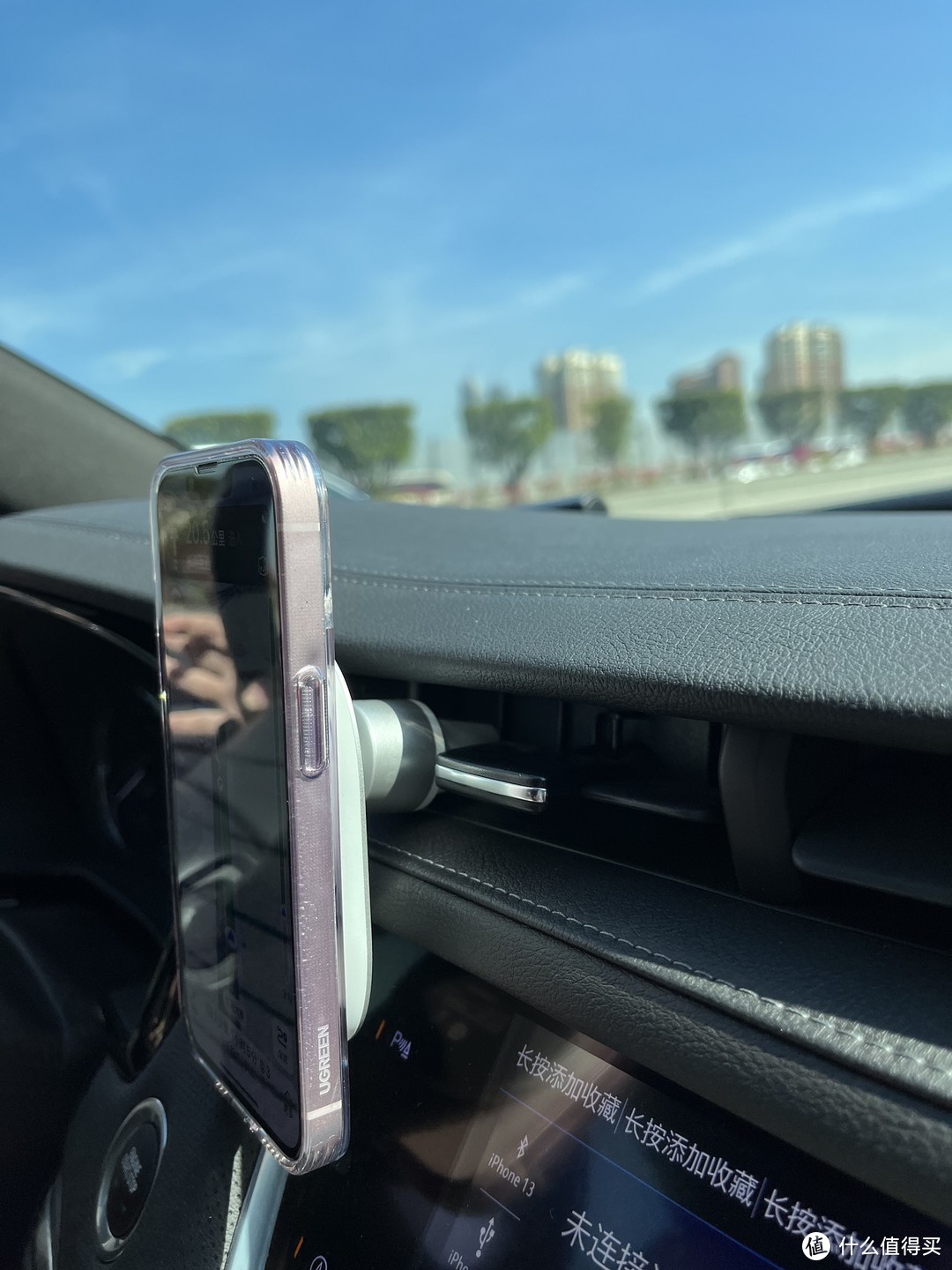 车友记：车载手机支架更新换代，给媳妇的iPhone 13换个磁吸无线充车载手机支架开箱简晒