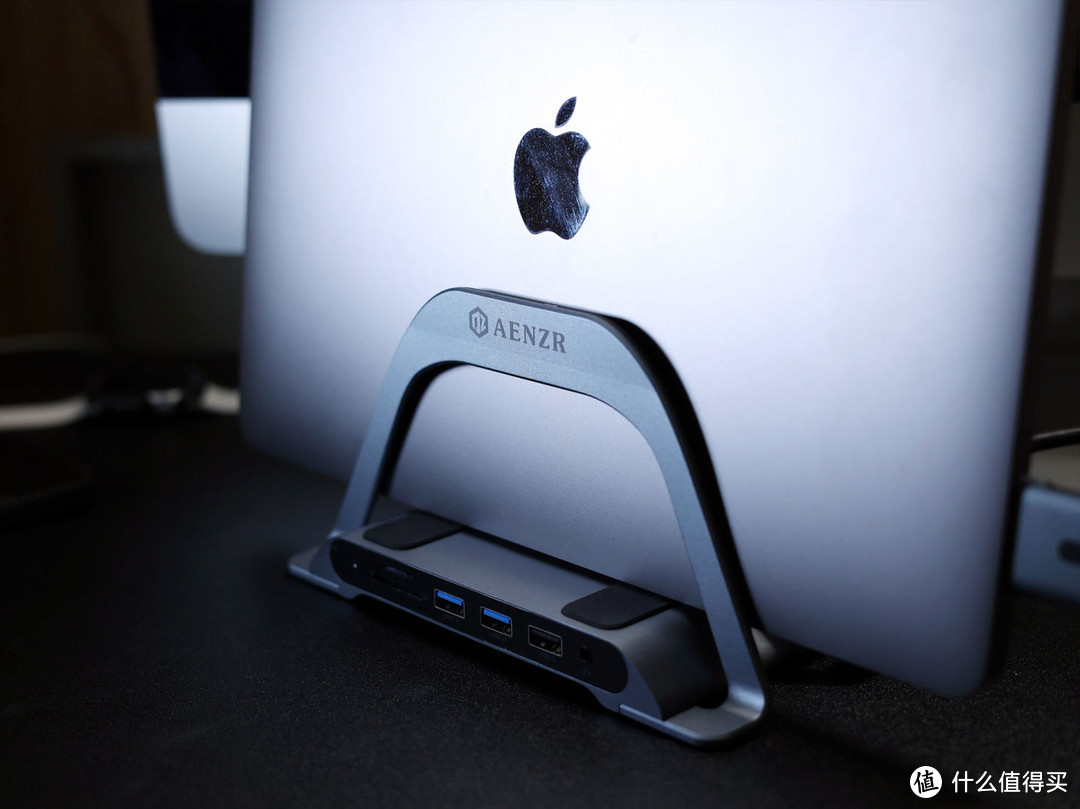 接口丰富功能全面，AENZR苹果MacBook Pro拓展坞支架体验