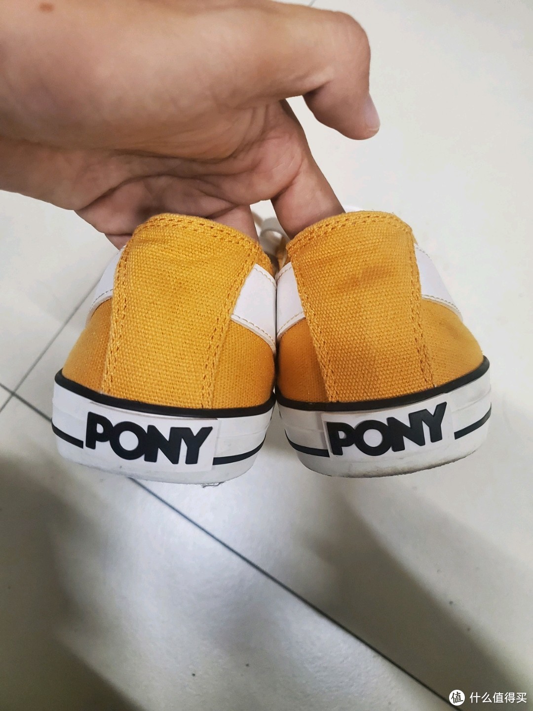 后跟“PONY”字母logo，简洁明了