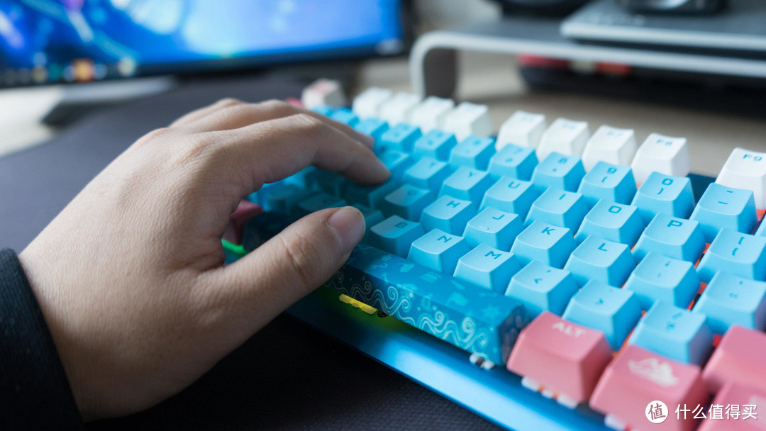 颜值在线性能给力，美商海盗船也玩起小清新，碧蓝之海机械键盘