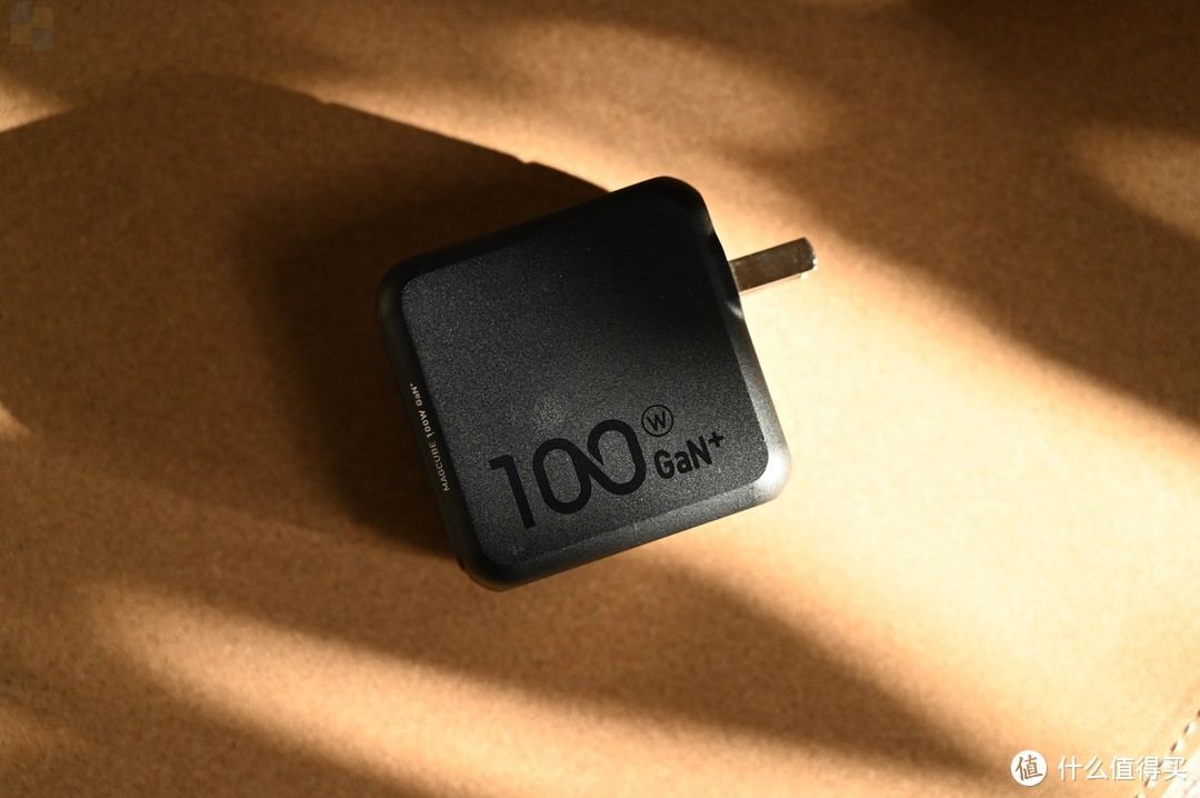 小巧精致的充电器，竟拥有100W的澎湃动力，AOHi 100W PD充电器上手