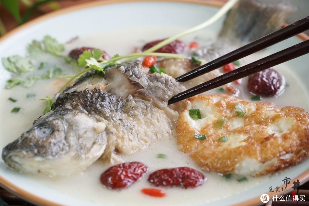 冬天煮鲫鱼汤时，记得多加3样食材，驱寒又营养，味道也更鲜了