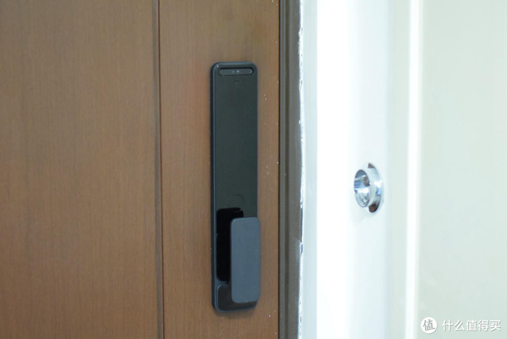 AMOLED显示屏+超长待机，小米首款人脸识别门锁