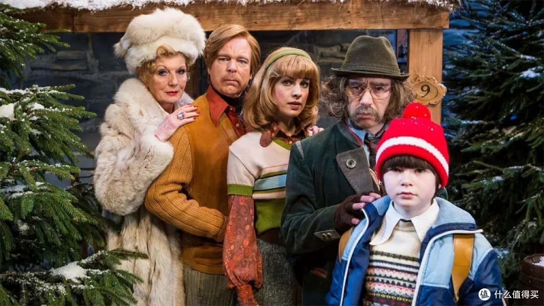 of christmas画面开始朱利安带母亲,儿子托比以及二婚妻子到圣诞小屋