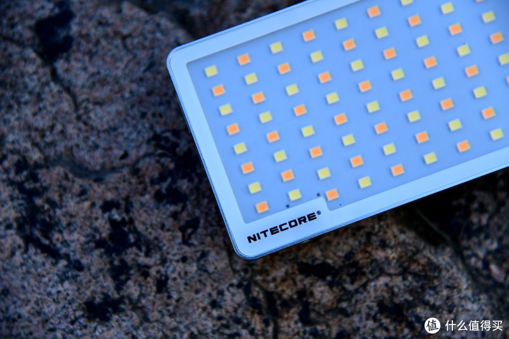 具备发光的移动电源NITECORE奈特科尔SCL10二合一摄影补光灯