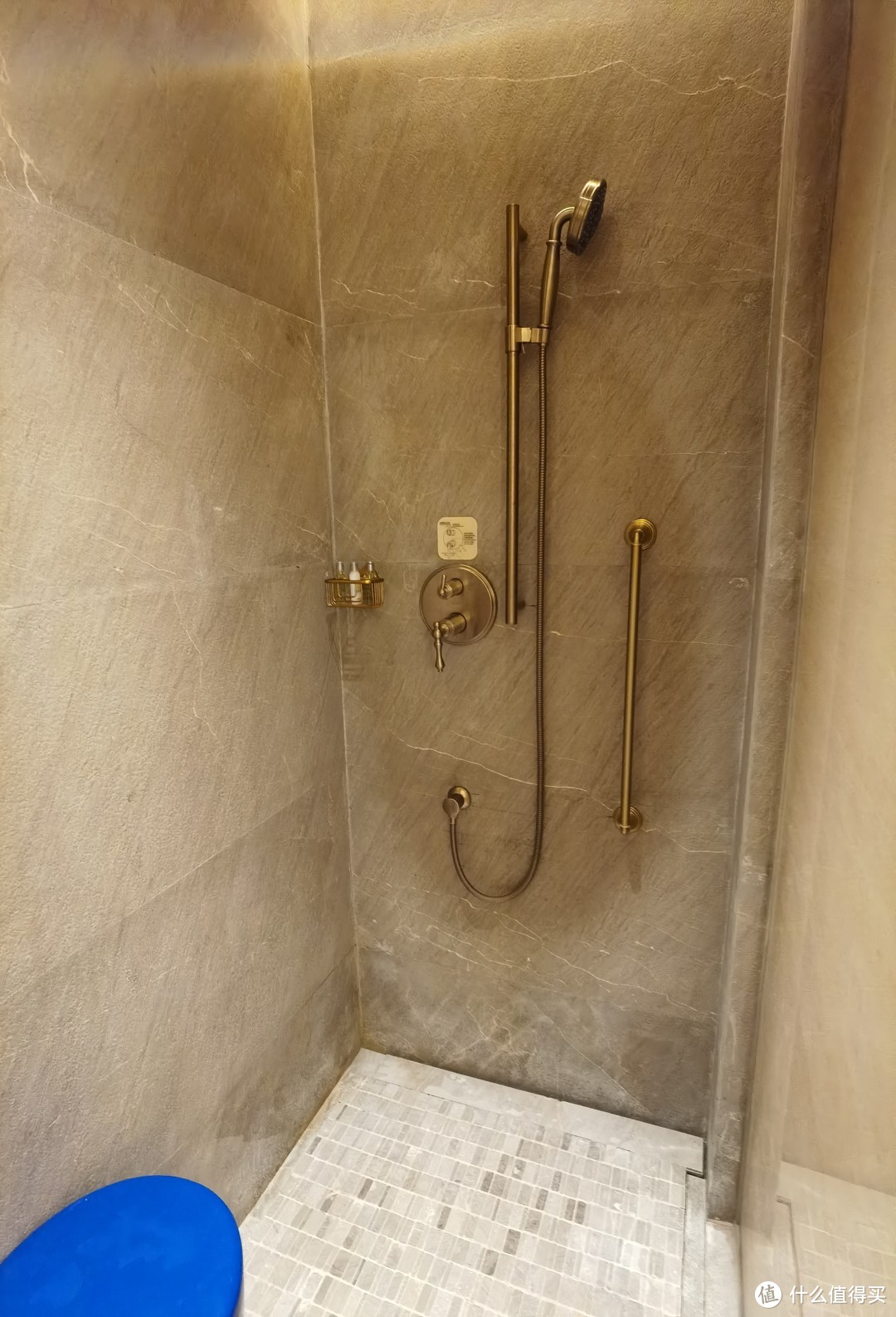 淋浴房，洗手间的所有水龙头，花洒都是采用铜质的，所以看上去比较的有质感
